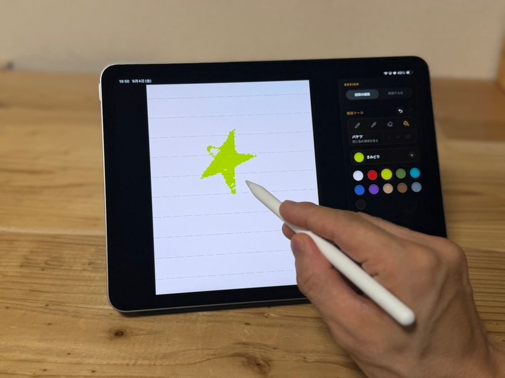 タブレットにペンで星の形を描いているところ。右側に色を選ぶパレットが並ぶ。