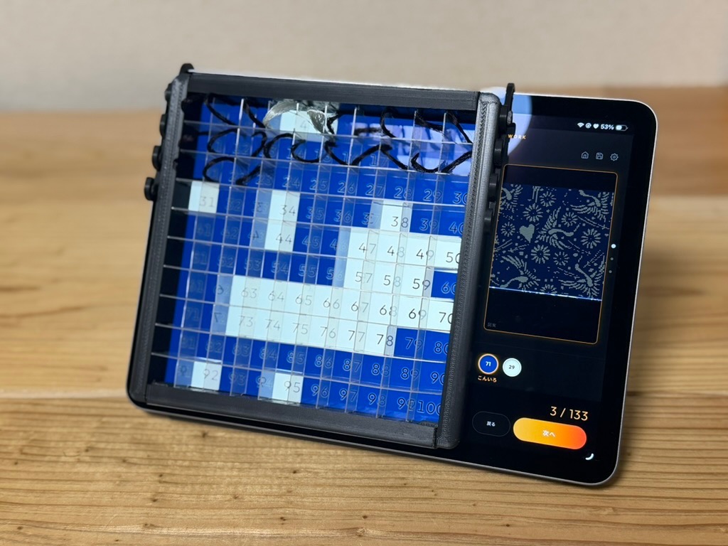 制作モードの画面。右側に、これから織り上がる図案の全体が表示されている。